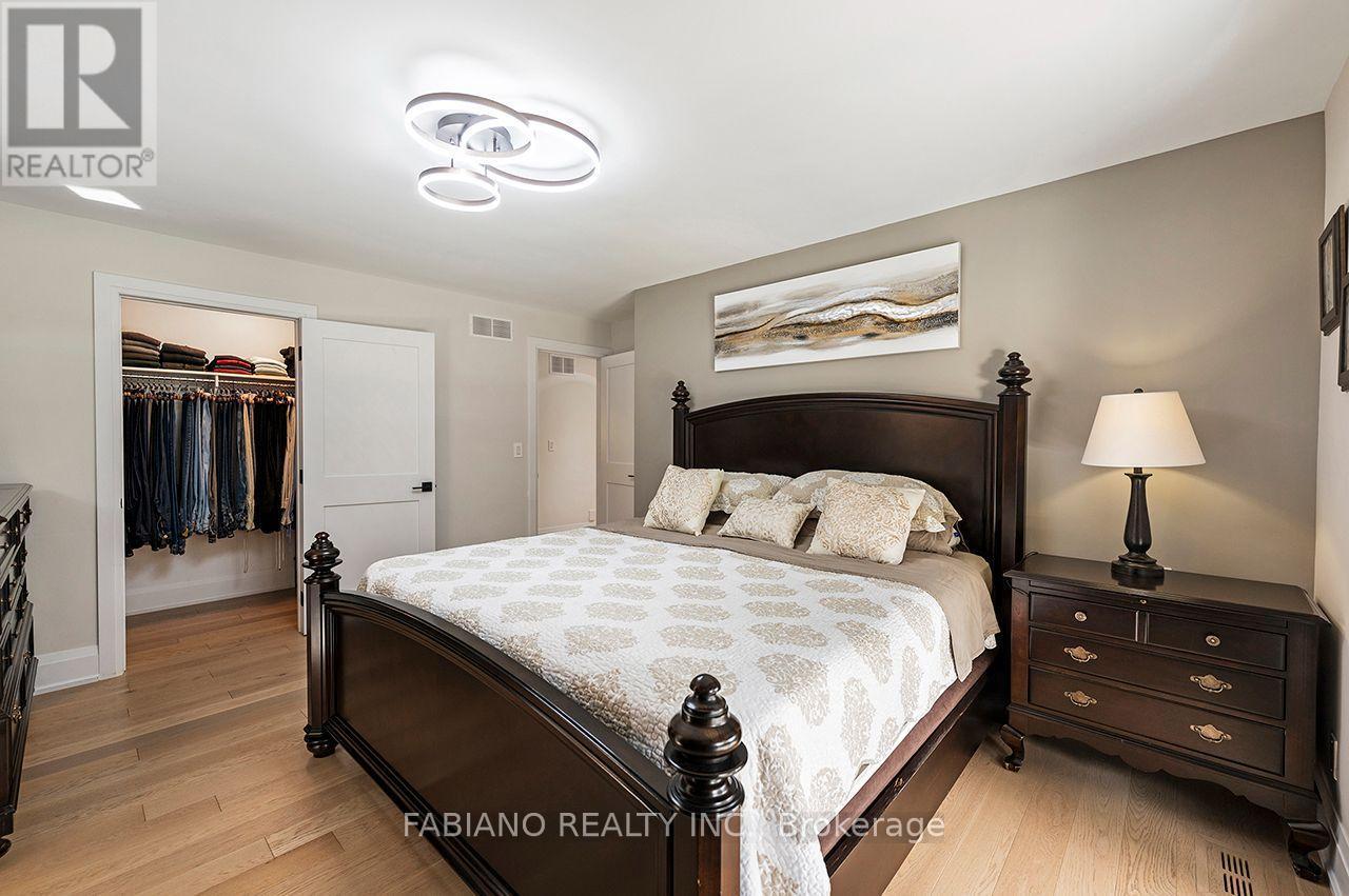 Walk-in Closet - 4767 14Th Line, New Tecumseth, ON