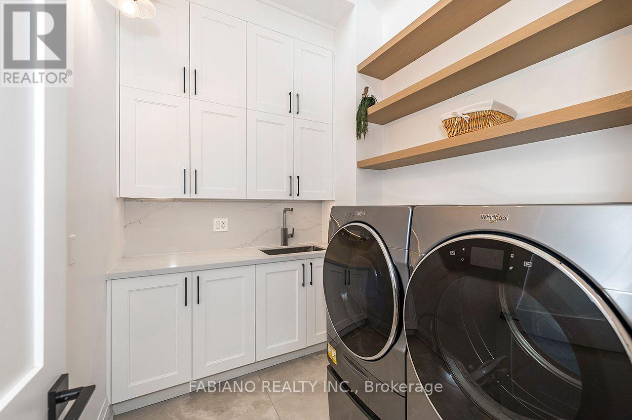 Cabinetry extends all the way to the ceiling - 4767 14Th Line, New Tecumseth, ON
