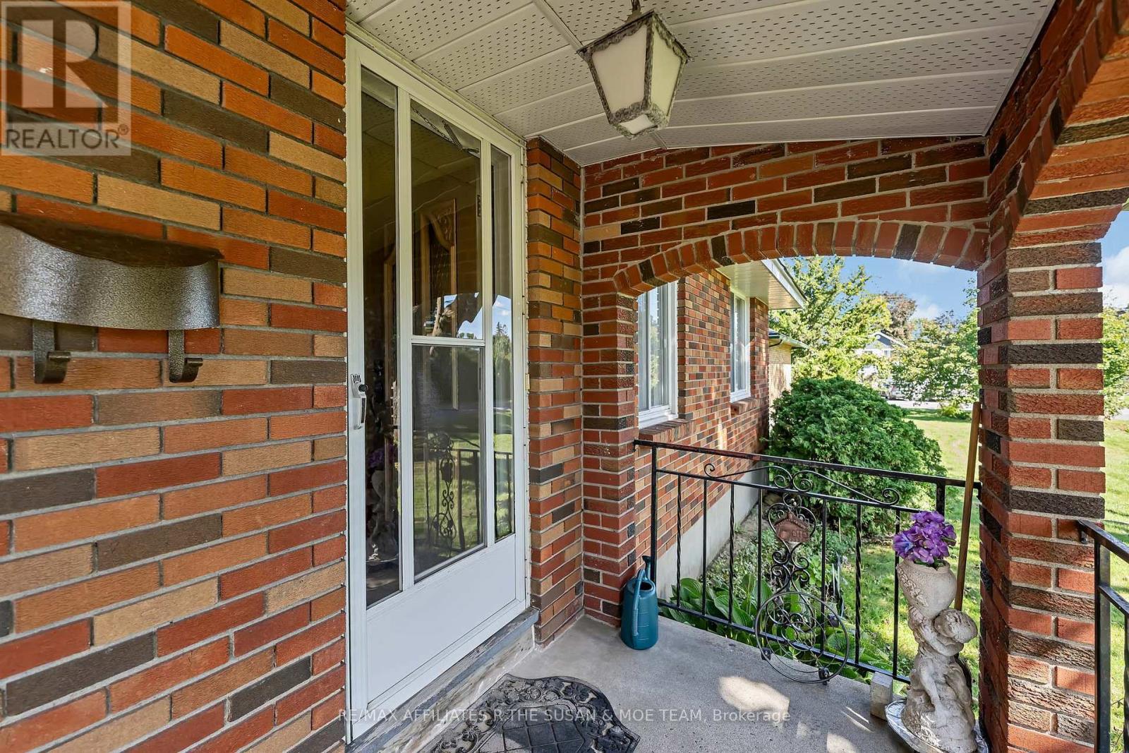 131 Oakridge Boulevard, Ottawa, ON