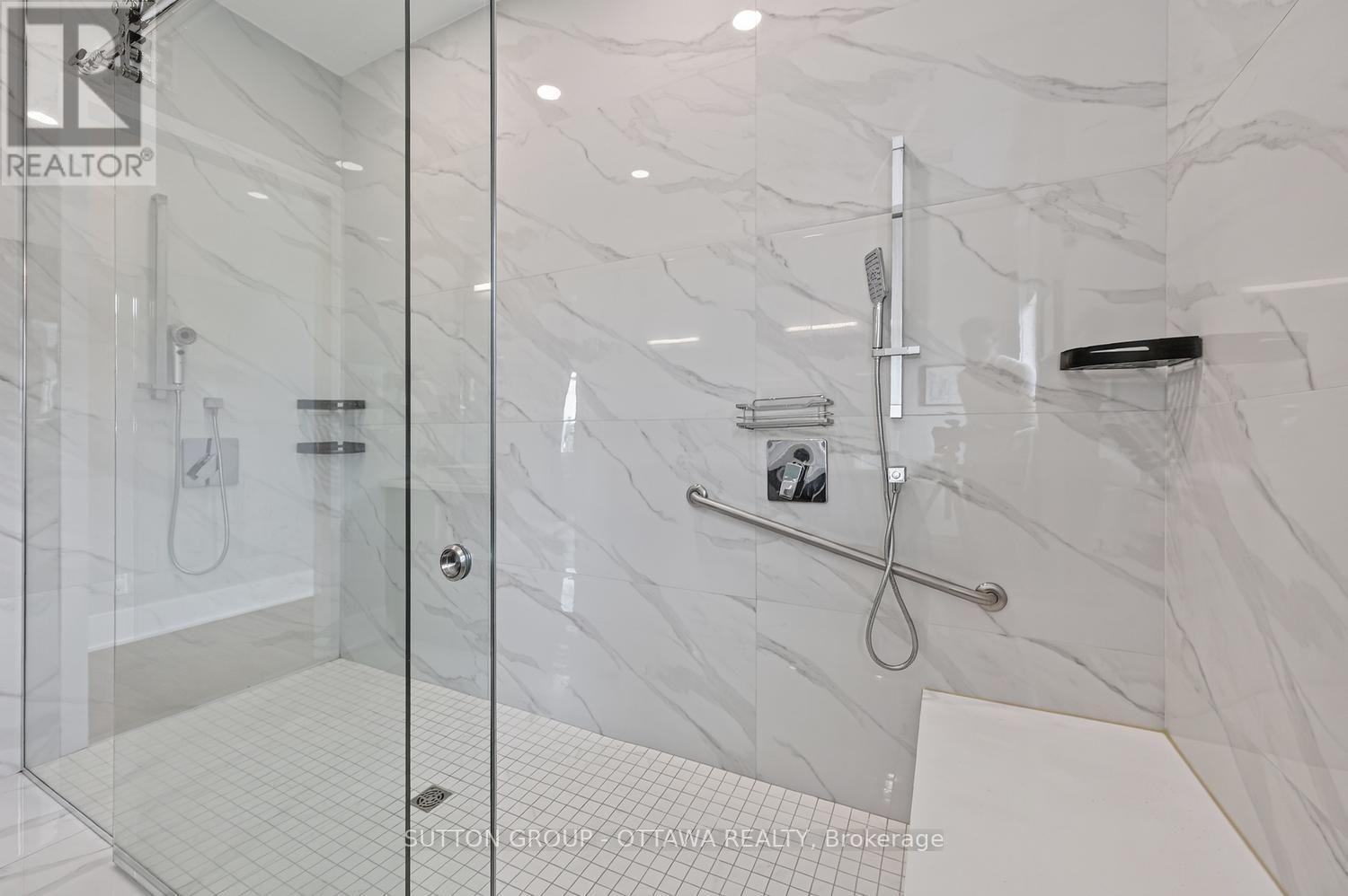 Primary Ensuite - shower bench + 2 shower heads - 7095 Still Meadow Way, Ottawa, ON