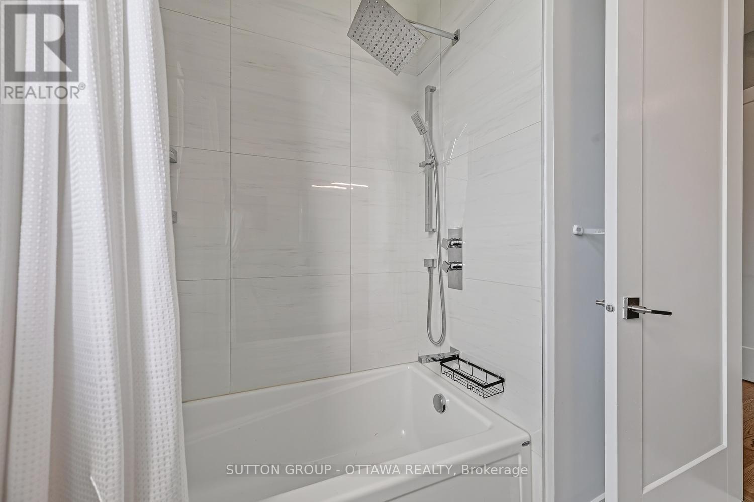 Shower + Bath - 7095 Still Meadow Way, Ottawa, ON