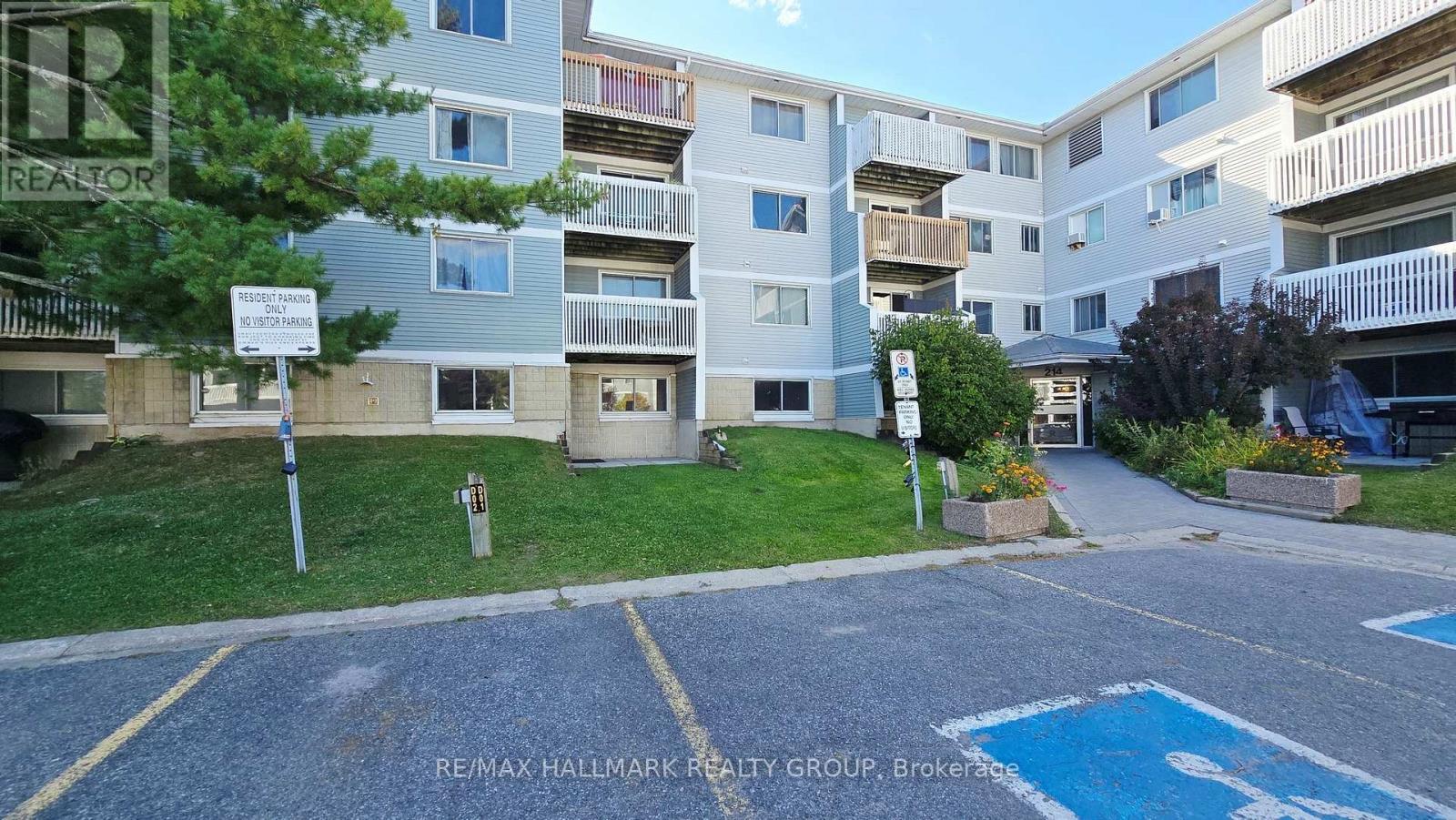 Convenient location close to main entrance - 101 - 214 Viewmount Drive, Ottawa, ON