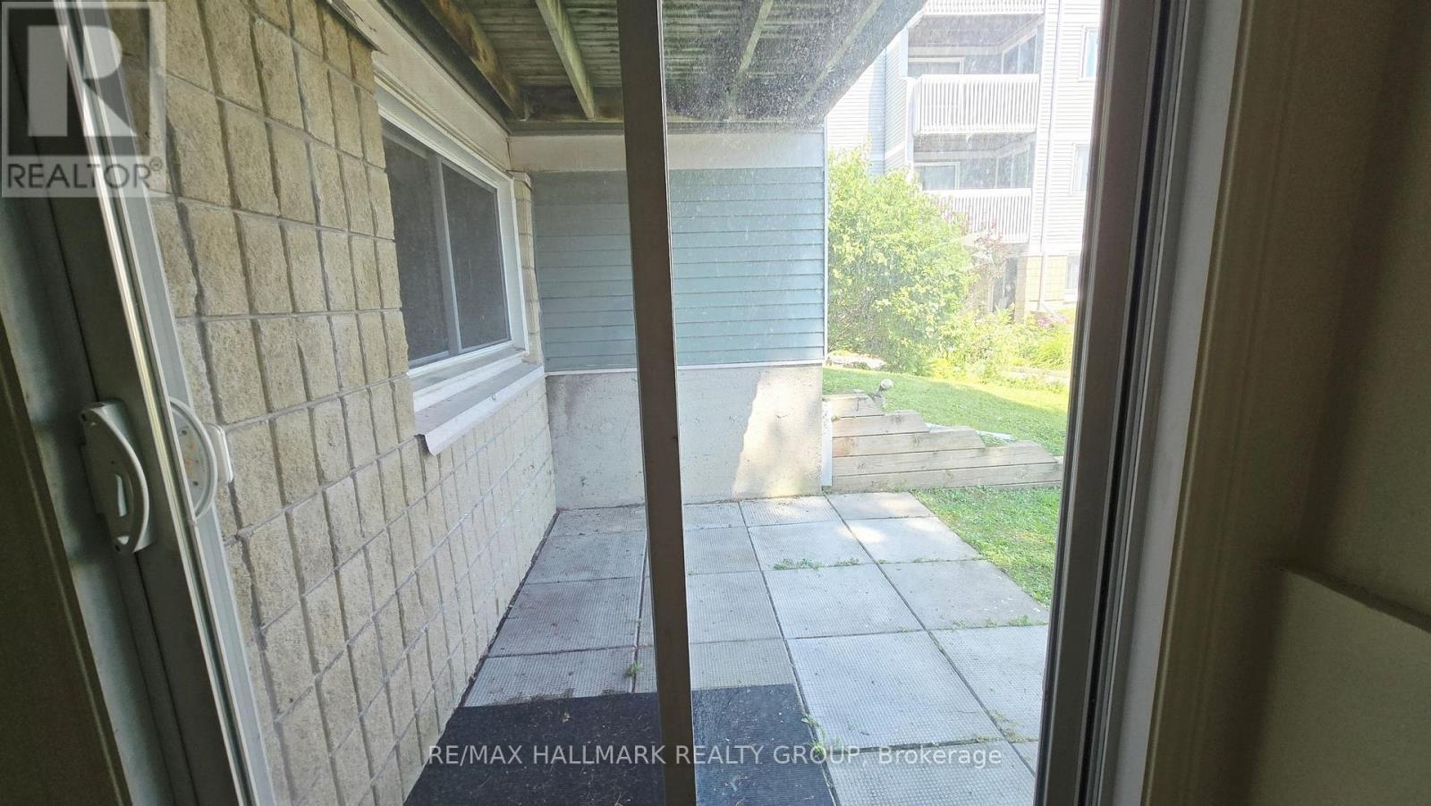 Patio - 101 - 214 Viewmount Drive, Ottawa, ON