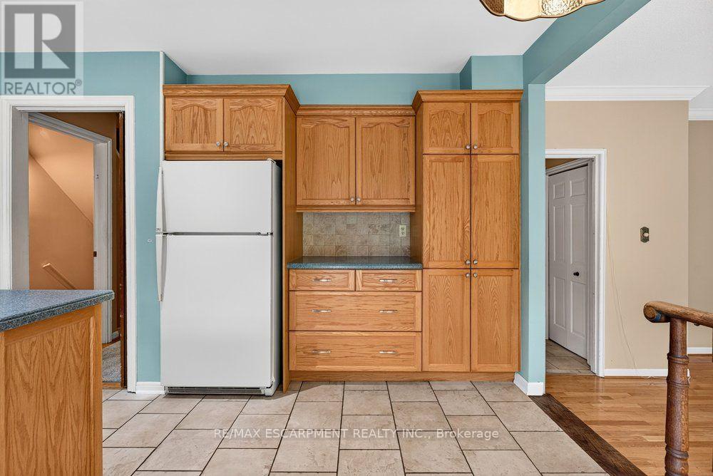 Plenty of cupboards! - 159 All Saints Crescent, Oakville, ON