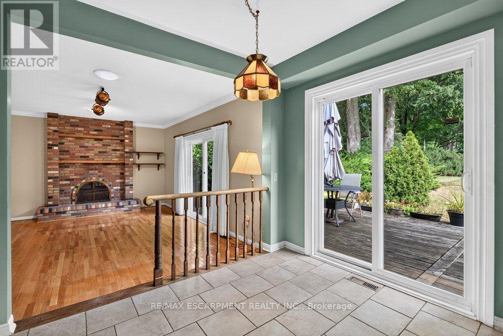 Eat-in area with walk-out to the deck and yard. - 159 All Saints Crescent, Oakville, ON
