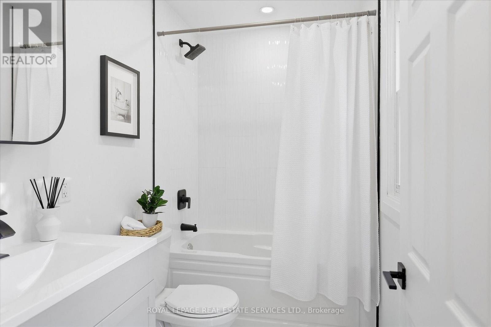 Newly Renovated 4 Piece Bathroom - 193 Rutherford Avenue, Peterborough, ON