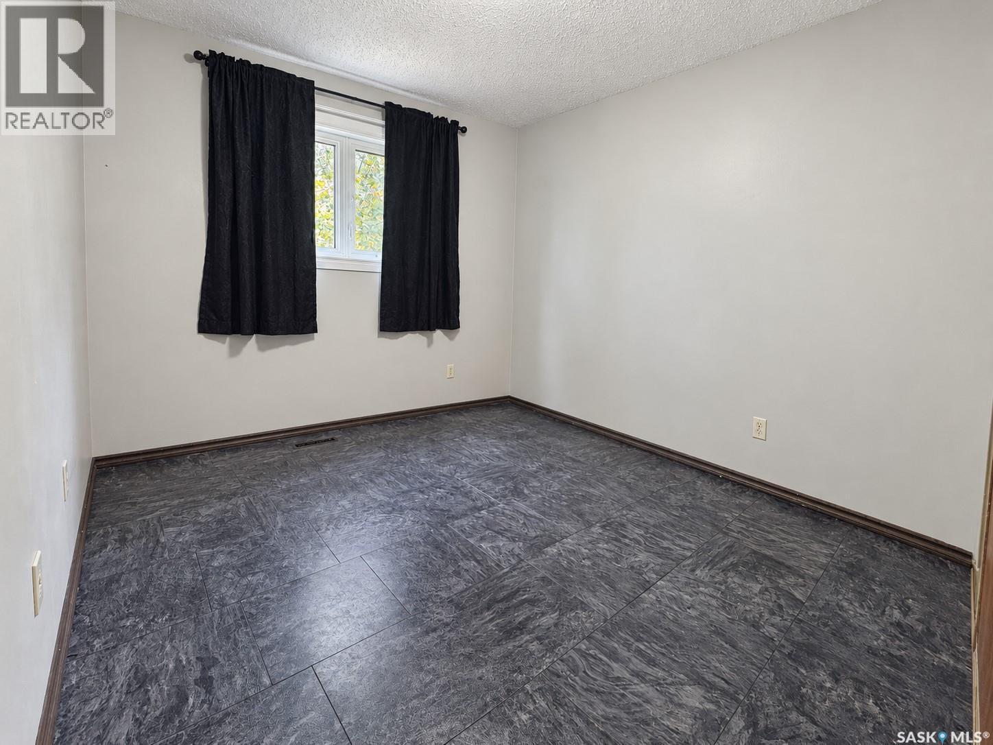 7122 Lawrence Drive, Regina, SK