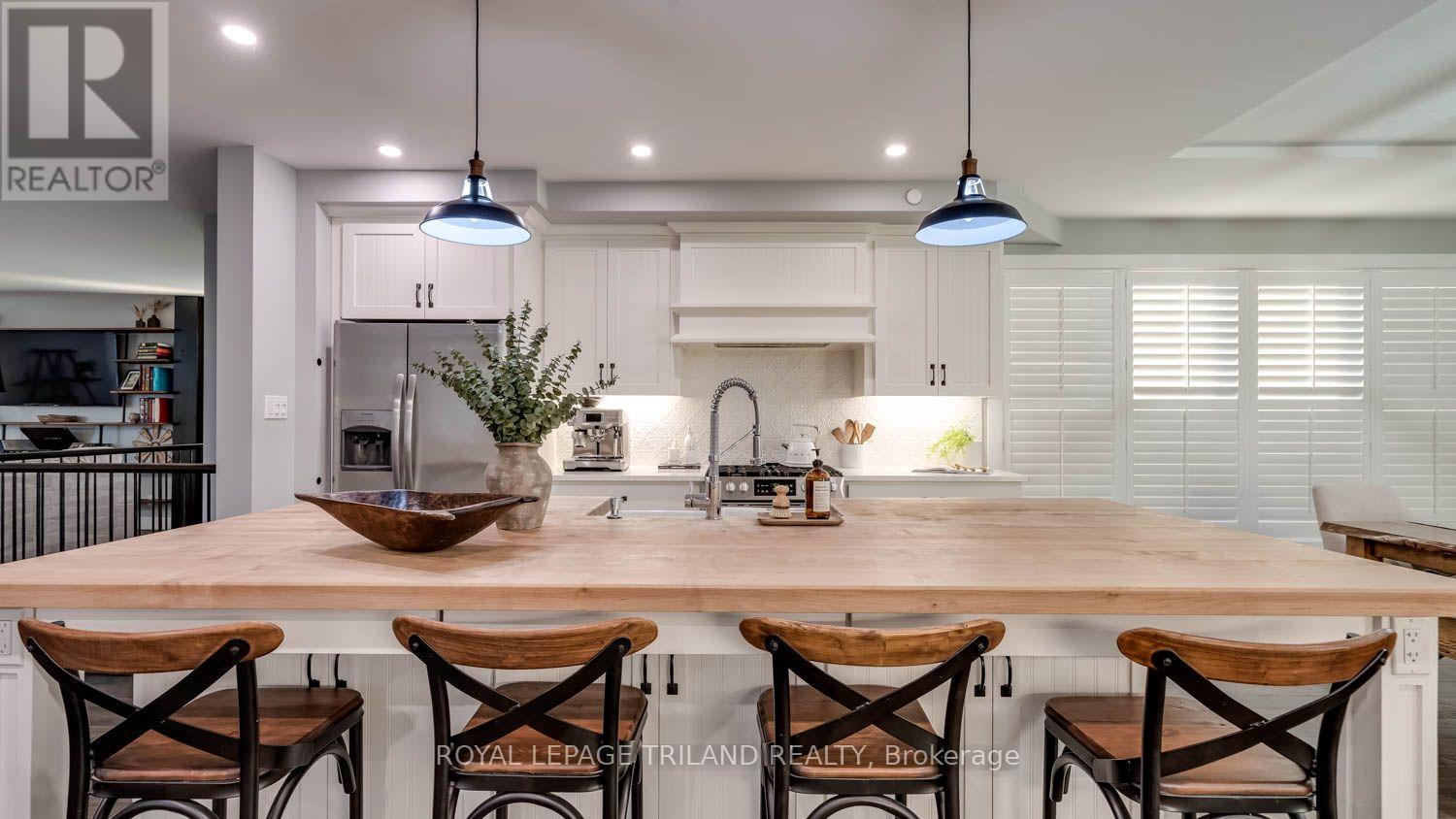 Large island perfect for entertaining - 11688 Charlton Drive, Middlesex Centre, ON