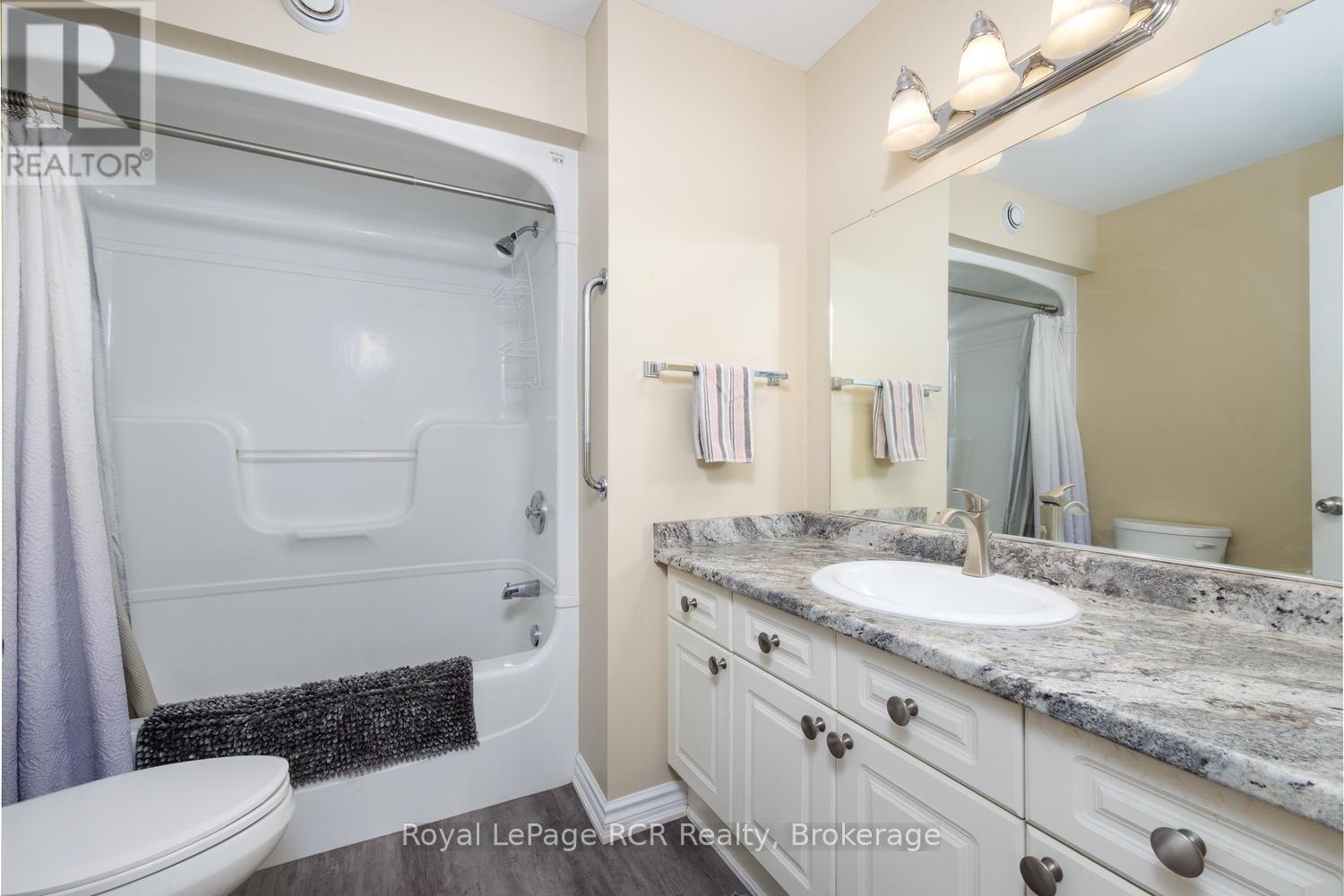 Main bath - 84040 Sideroad 6 Road, Meaford, ON