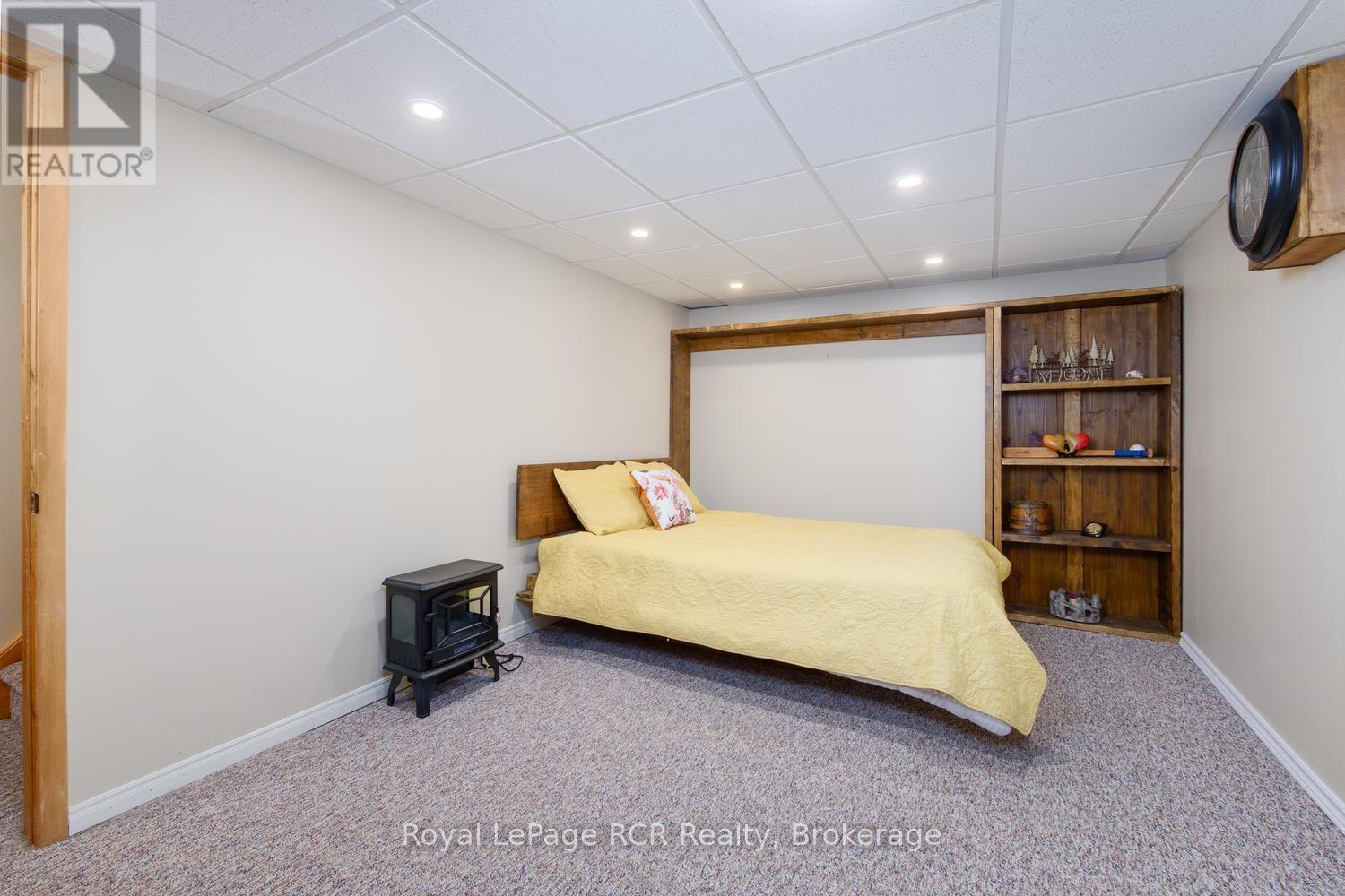 Office with Murphy Bed, walk-in and 3pc bath - 84040 Sideroad 6 Road, Meaford, ON