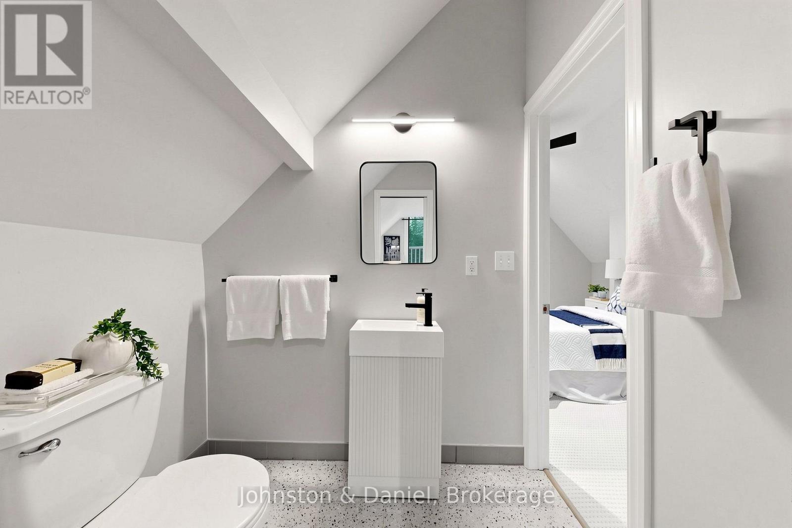 11 Ashland Avenue, Toronto, ON