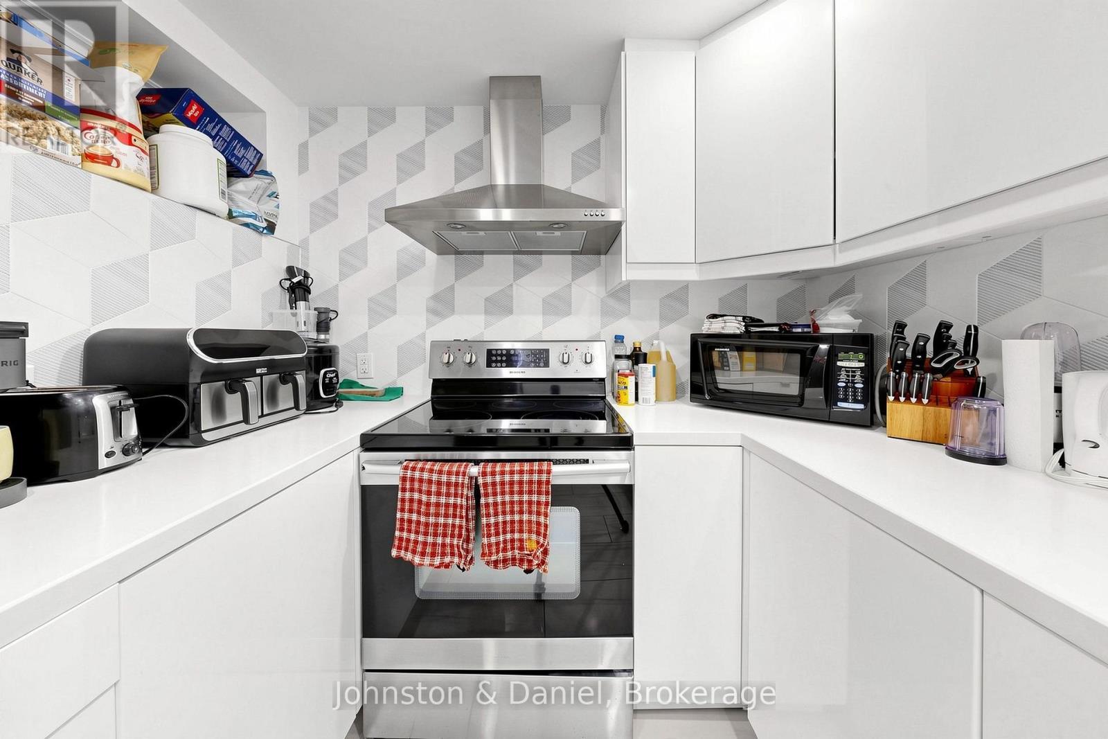 11 Ashland Avenue, Toronto, ON