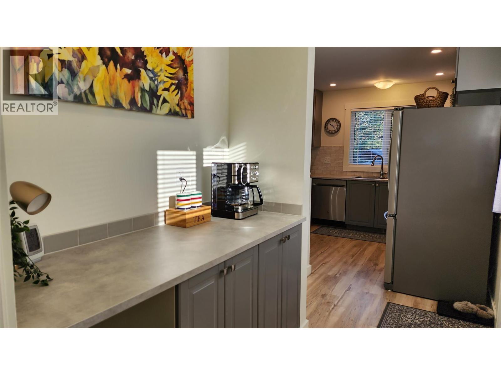 Butler's pantry - 459 Whitman Way, Warfield, BC