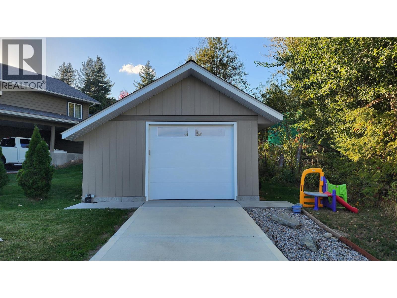 detached garage - 459 Whitman Way, Warfield, BC