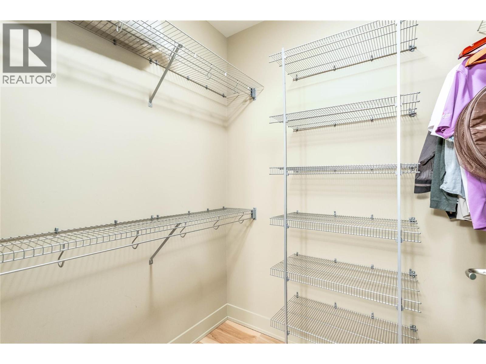 Walk in Closet - 446 West Avenue Unit# 102, Kelowna, BC