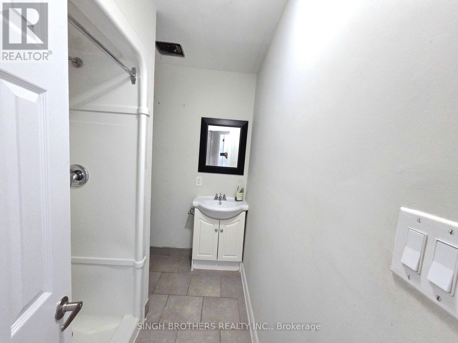 Washroom 1 - 149 Rice Road, Welland, ON