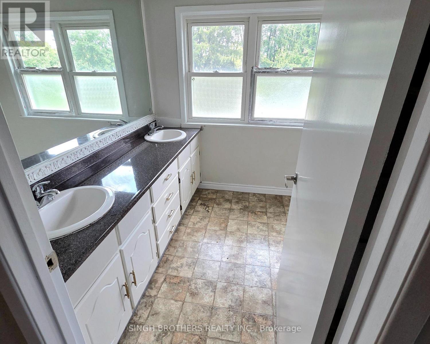 Washroom 2 - 149 Rice Road, Welland, ON