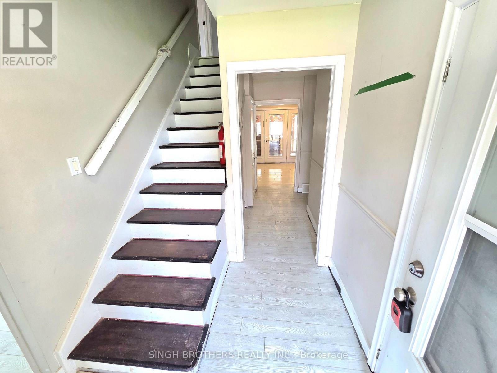 Stairs & Foyer - 149 Rice Road, Welland, ON