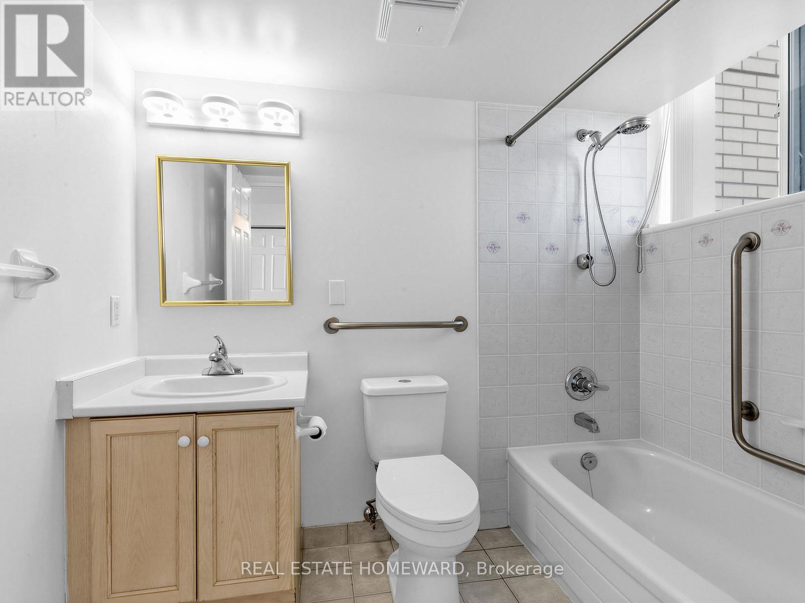 Ensuite bath with window - 1102 - 2800 Warden Avenue, Toronto, ON