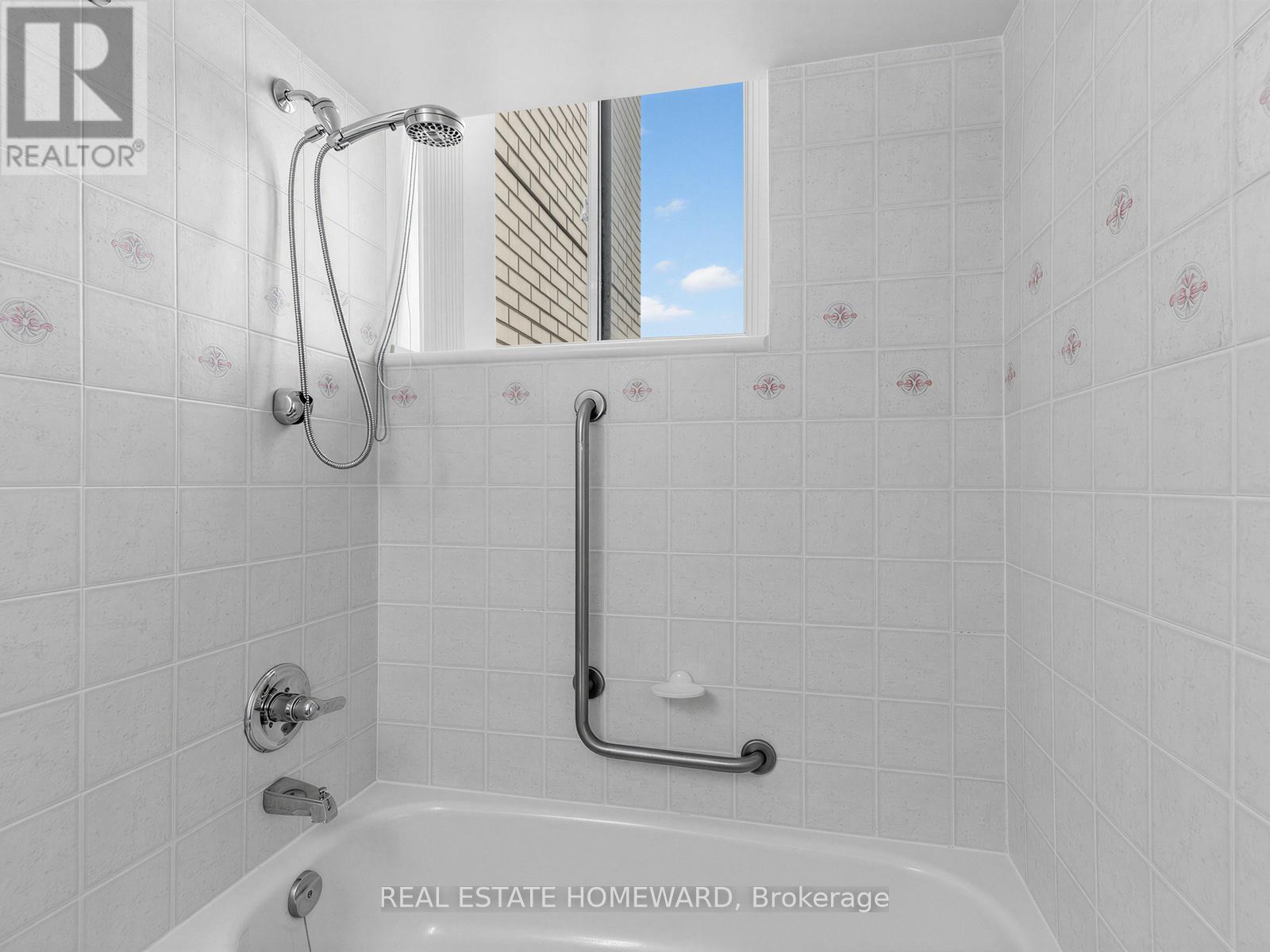 Ensuite bath with window - 1102 - 2800 Warden Avenue, Toronto, ON