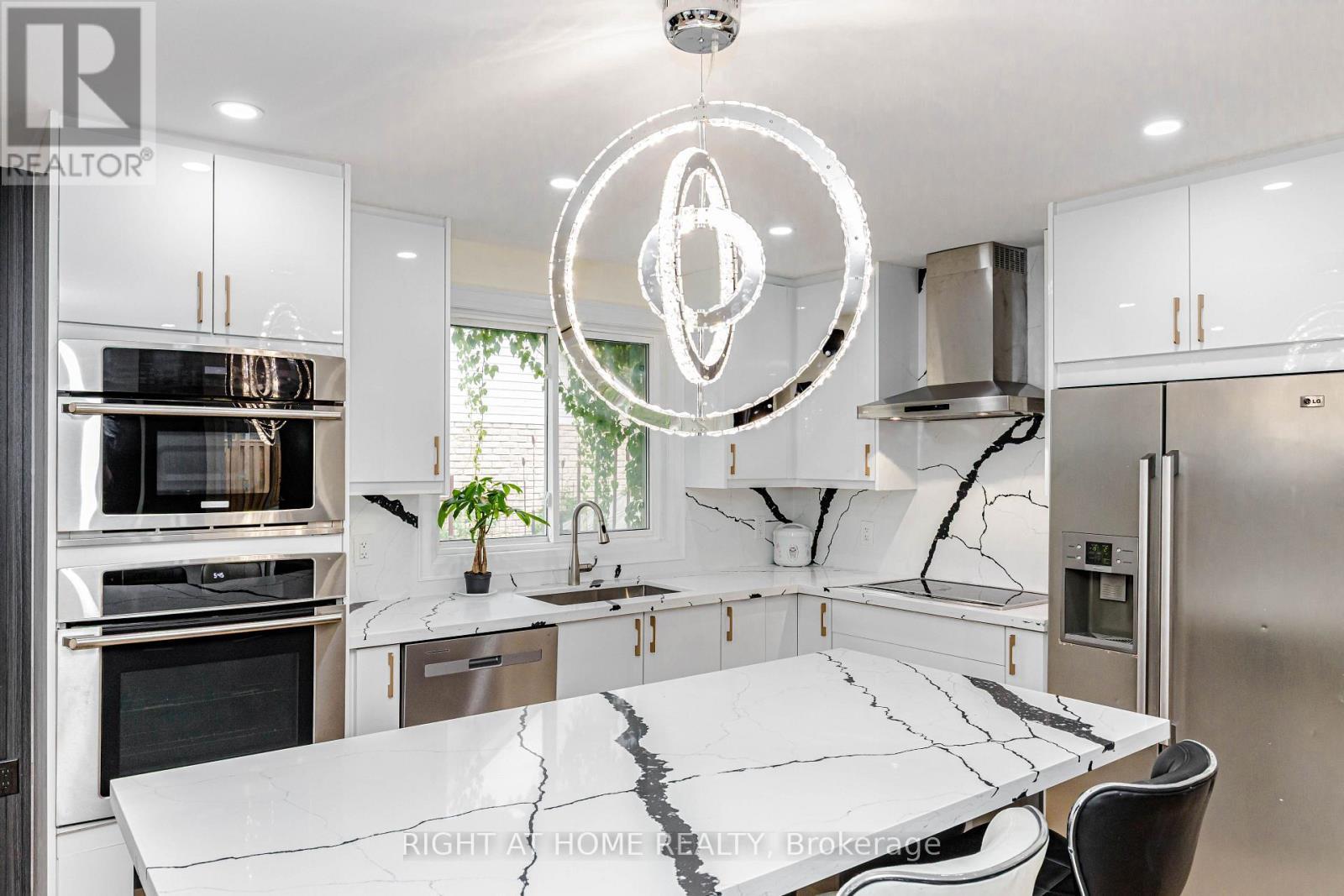 2358 Arnold Crescent, Burlington, ON