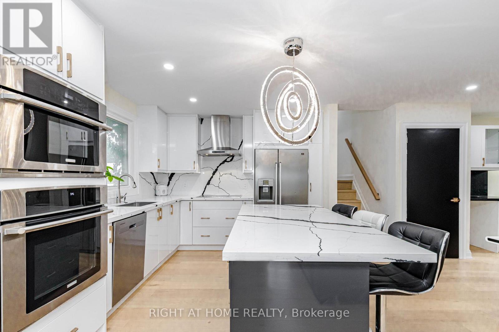 2358 Arnold Crescent, Burlington, ON