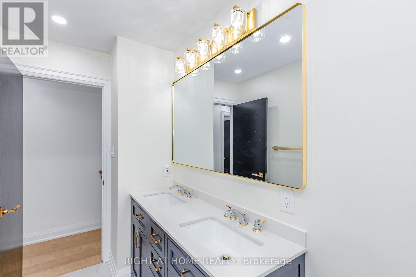 2358 Arnold Crescent, Burlington, ON