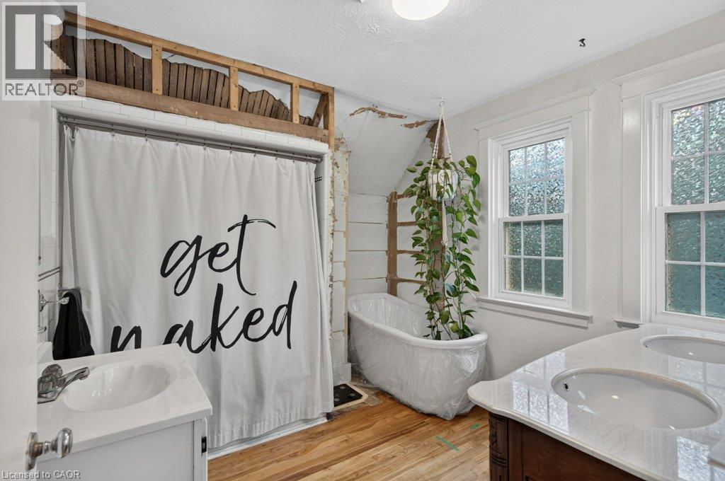 32 Lincoln Avenue, Brantford, ON