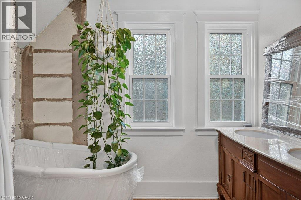 32 Lincoln Avenue, Brantford, ON