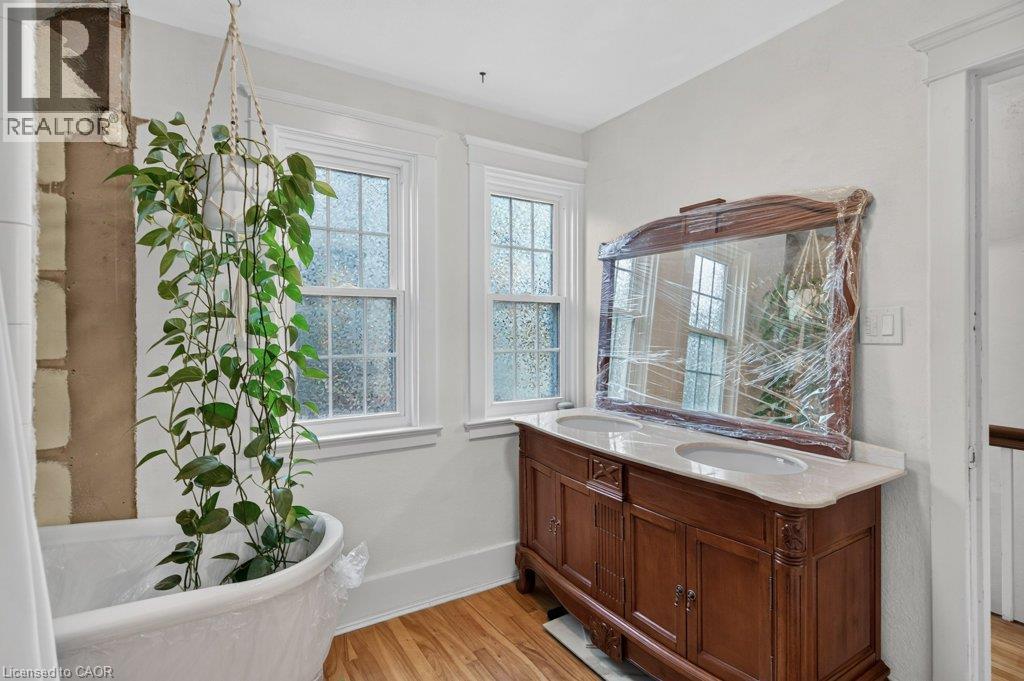 32 Lincoln Avenue, Brantford, ON
