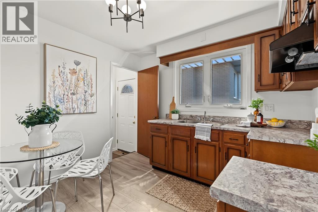 EAT-IN-KITCHEN has been refreshed & ready for you!! - 589 Mohawk Road W, Hamilton, ON