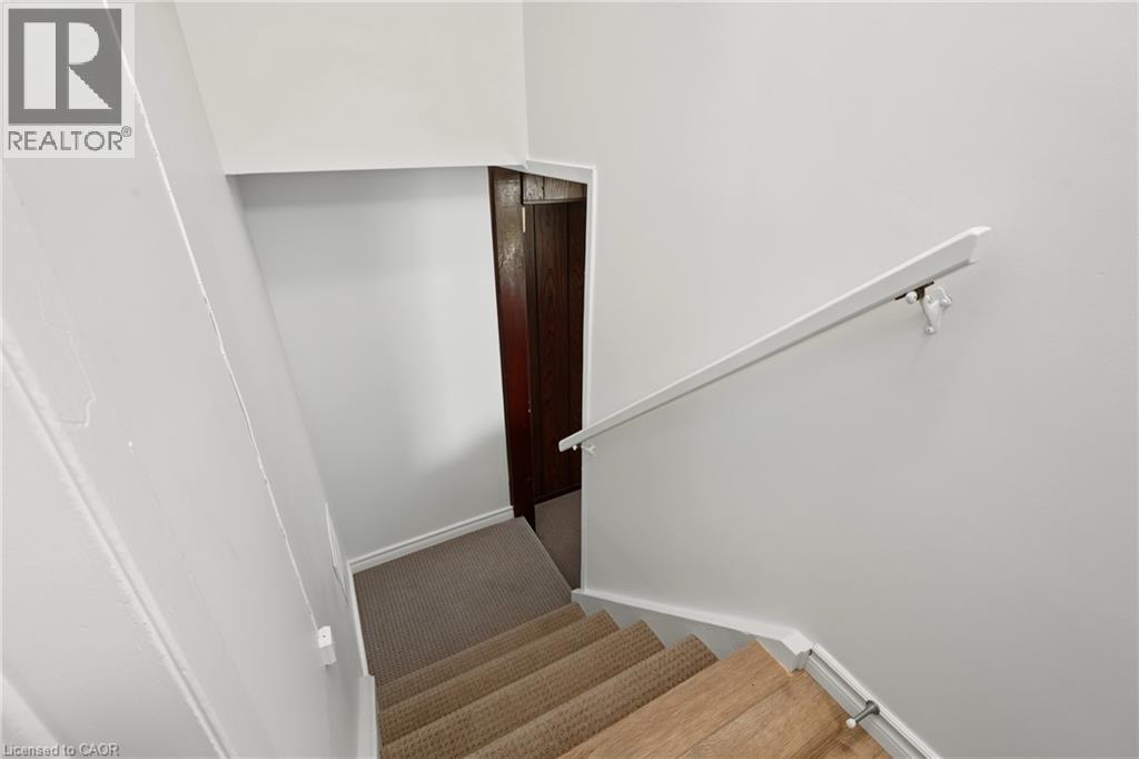 SEPARATE SIDE ENTRY to lower level is ideal for INLAW/INCOME potential. - 589 Mohawk Road W, Hamilton, ON