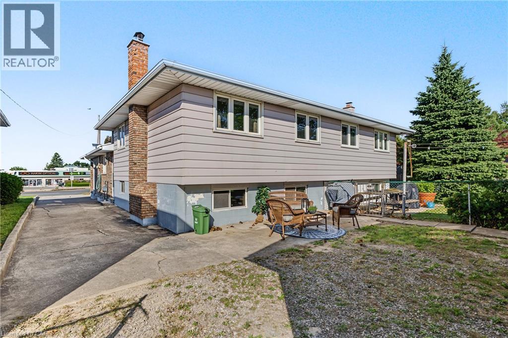 Back of the house; excellent condition! Vinyl windows 2006; Roof 2008, Furnace 2010, Air conditioner 2013!! Lots of updates. - 589 Mohawk Road W, Hamilton, ON