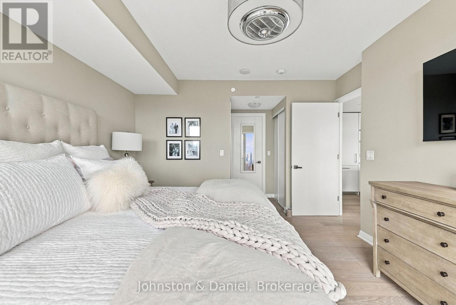 Looking to W/I Closet and ensuite - 2010 - 99 Foxbar Road, Toronto, ON