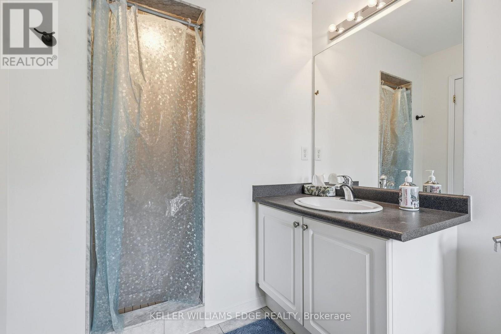 Shower Area - 4828 Verdi Street, Burlington, ON