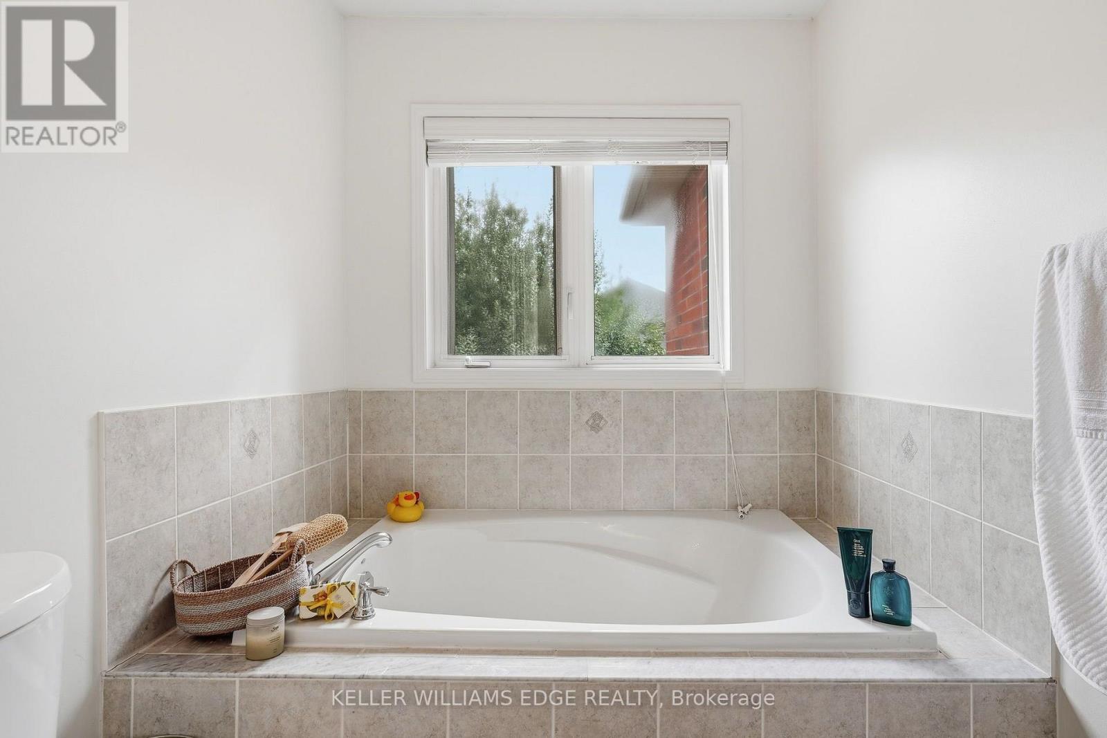 Relaxing Soaker Tub - 4828 Verdi Street, Burlington, ON