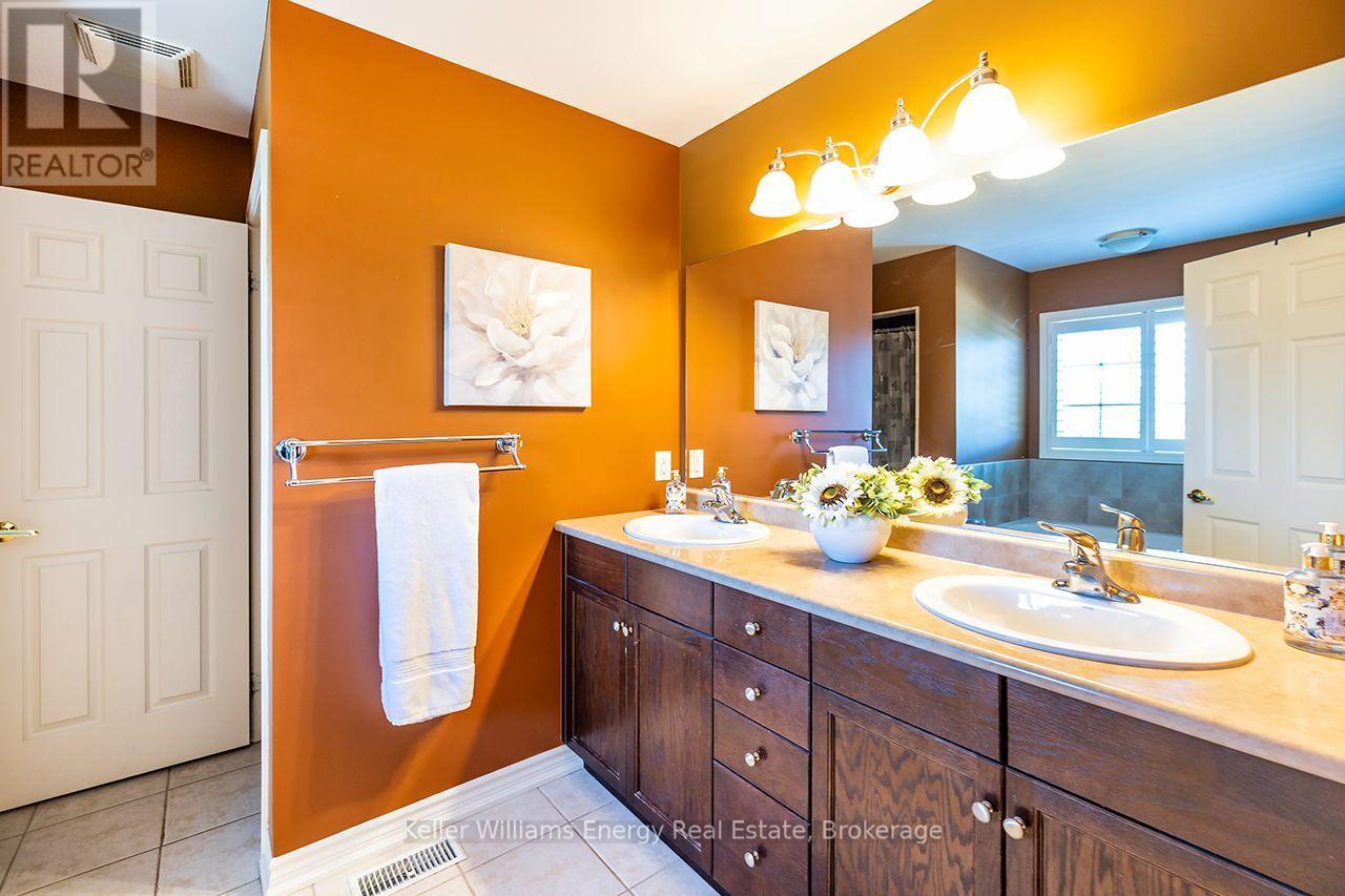 5 pc ensuite - 409 Harris Street, Whitby (Downtown Whitby), ON