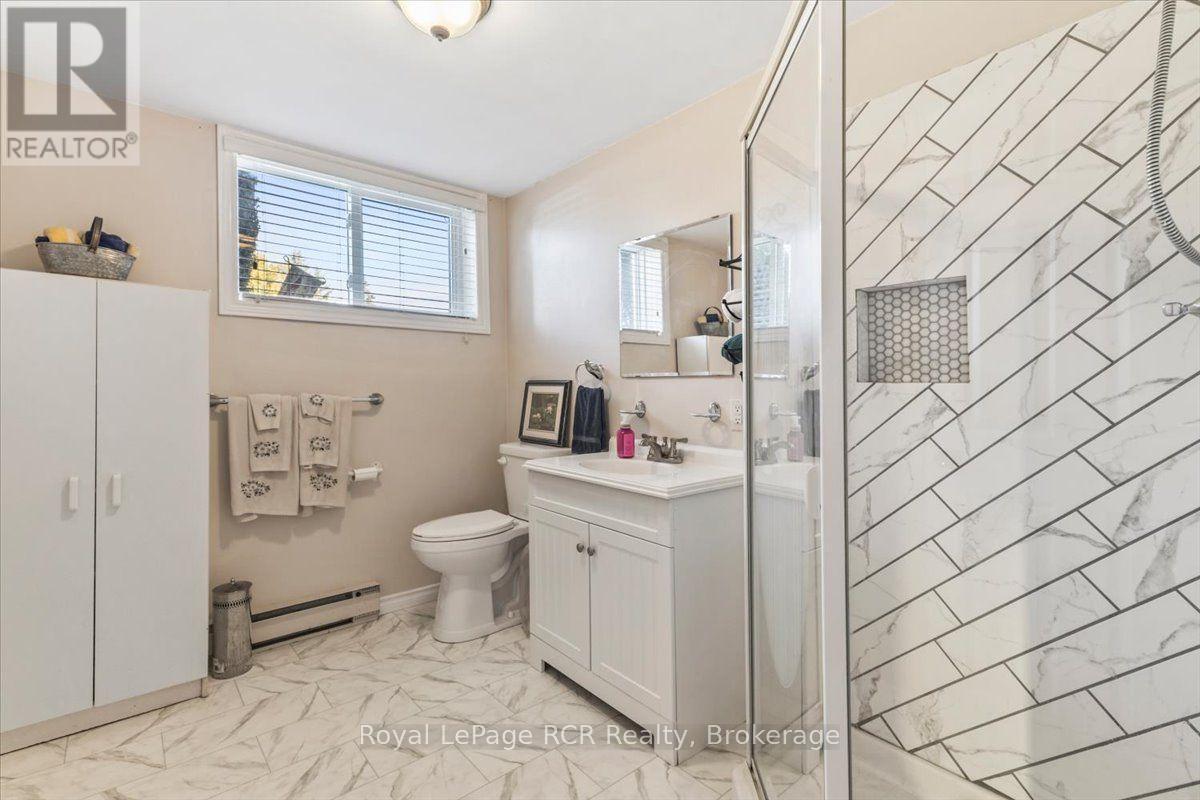 Bathroom - 513 6Th Street, Hanover, ON