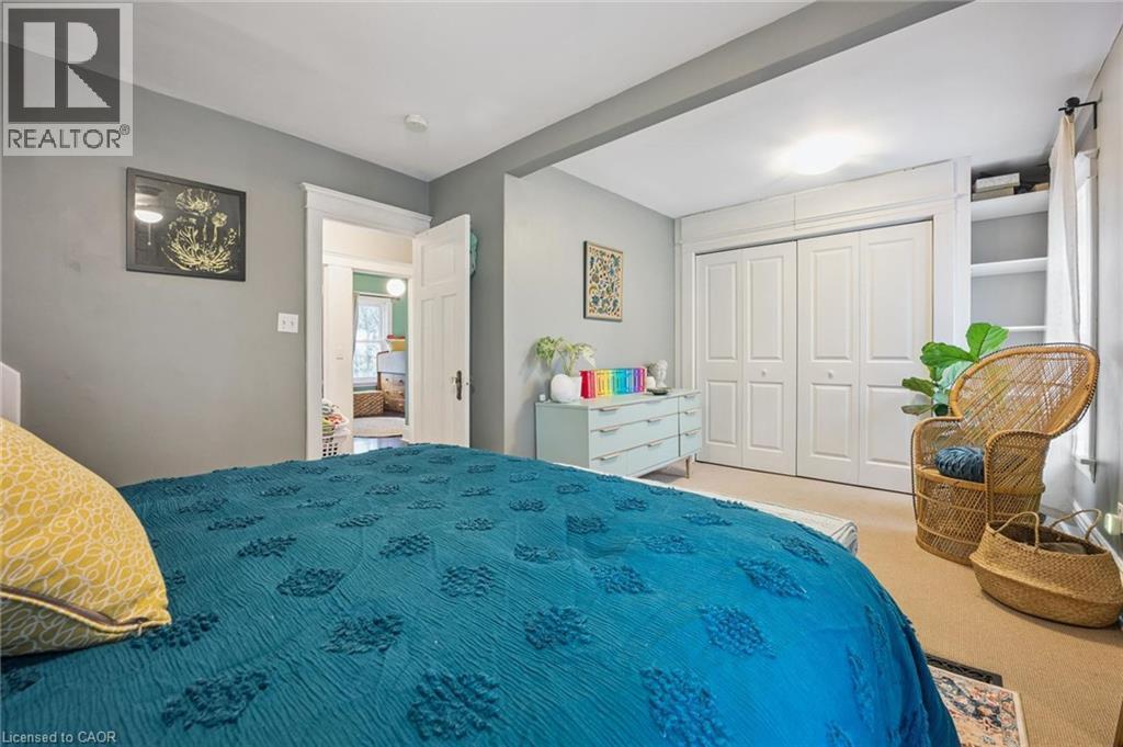 Built-in shelving, bi-fold closet doors - 58 Balmoral Avenue N, Hamilton, ON