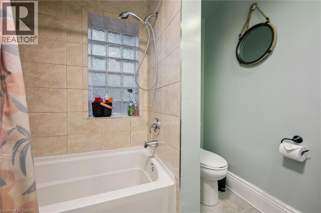 Deep tub with integrated glass block window - 58 Balmoral Avenue N, Hamilton, ON
