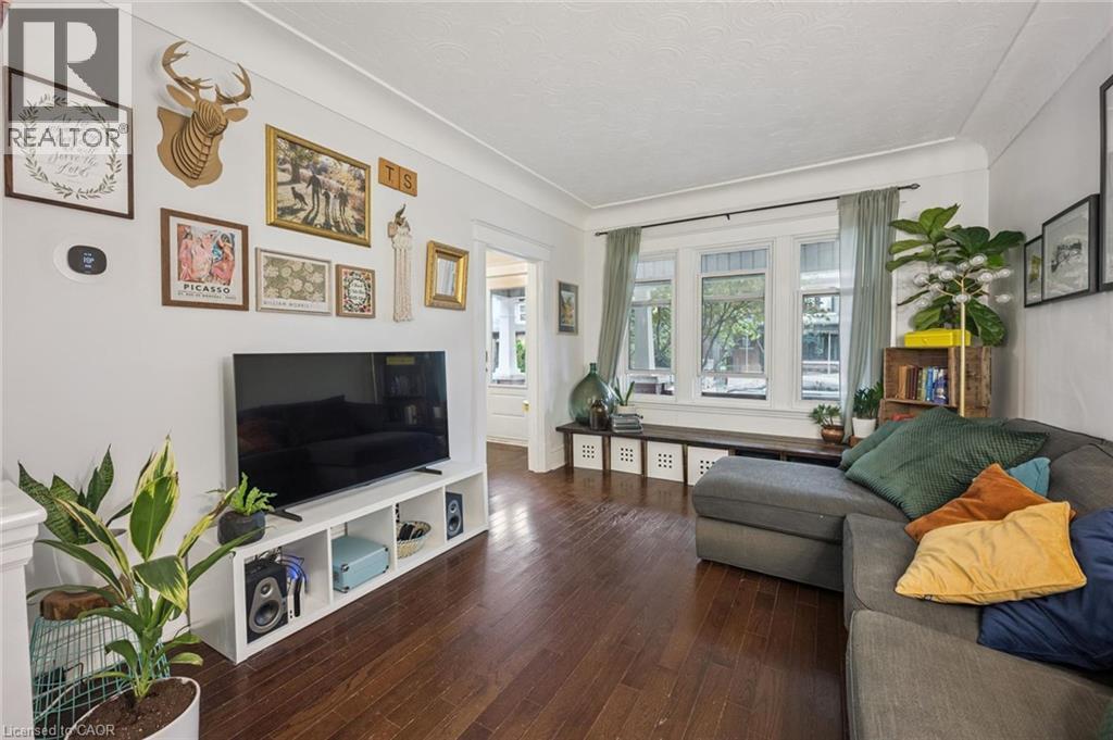 Hardwood flooring, window bench, cove ceiling - 58 Balmoral Avenue N, Hamilton, ON