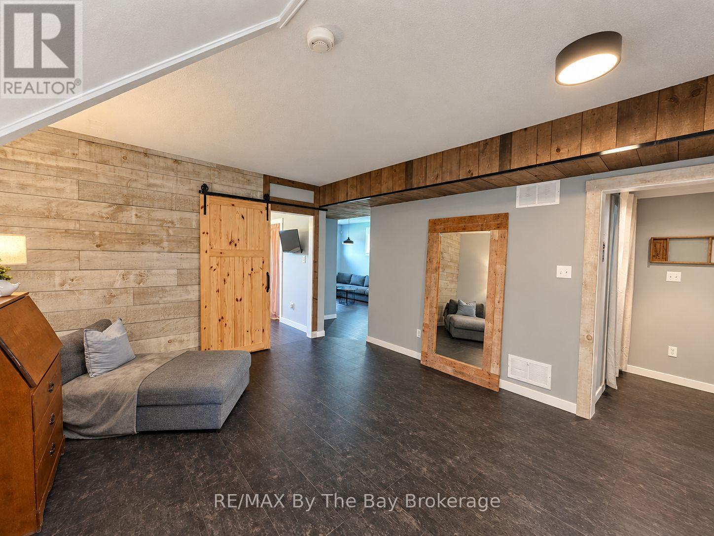 Accent Walls and Custom Features - 2 Red Oak Drive, Wasaga Beach, ON