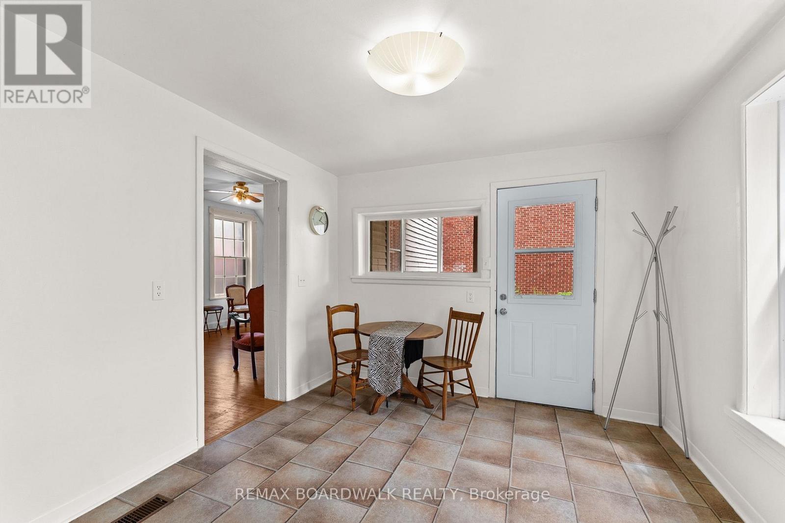 Very bright space. - 110-112-114 Clothier Street E, North Grenville, ON