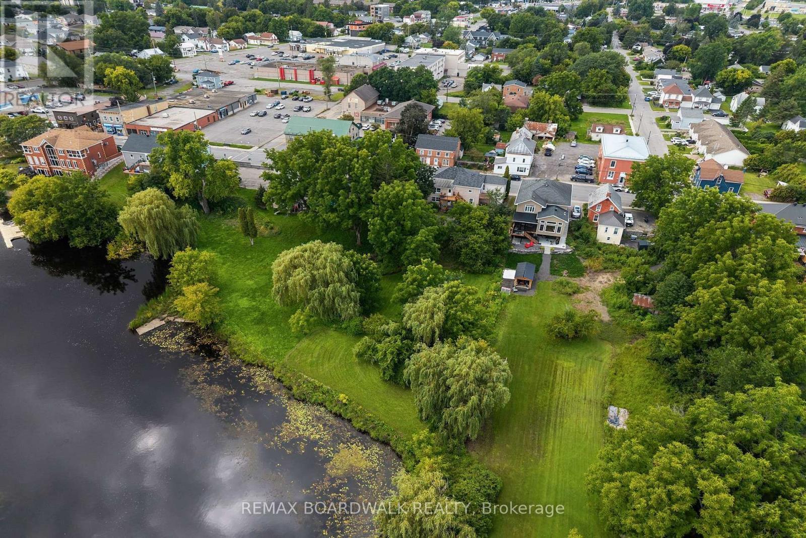 Access to the water, great for the kayaker! - 110-112-114 Clothier Street E, North Grenville, ON