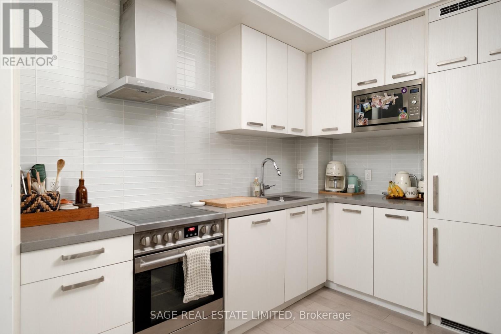 Lots of counter space for all your appliances - S515 - 120 Bayview Avenue, Toronto, ON