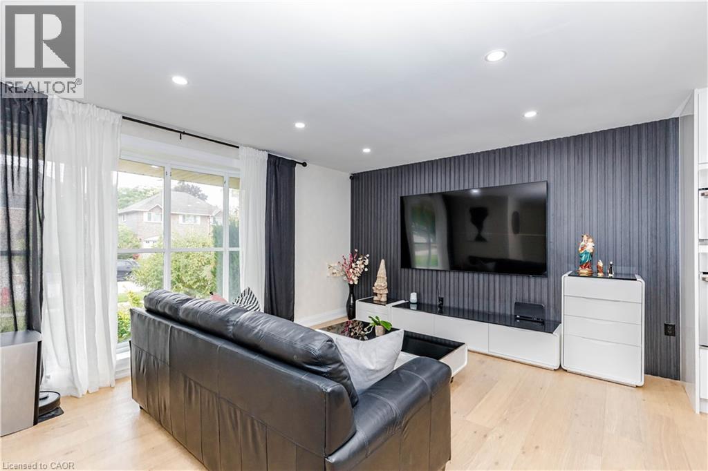 2358 Arnold Crescent, Burlington, ON