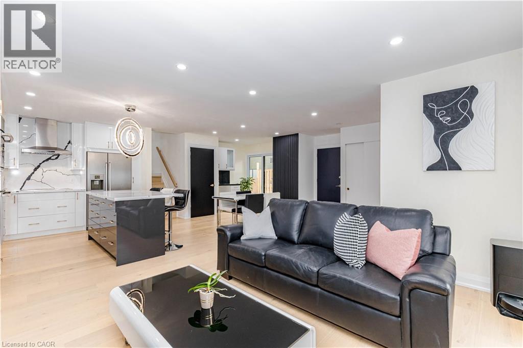 2358 Arnold Crescent, Burlington, ON