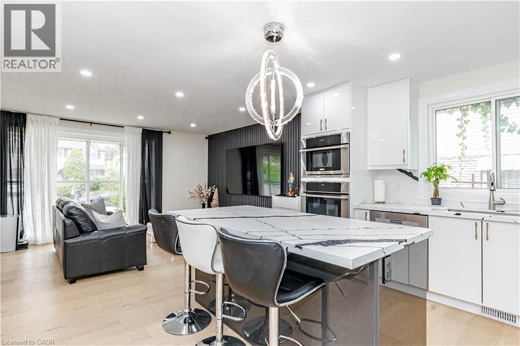2358 Arnold Crescent, Burlington, ON