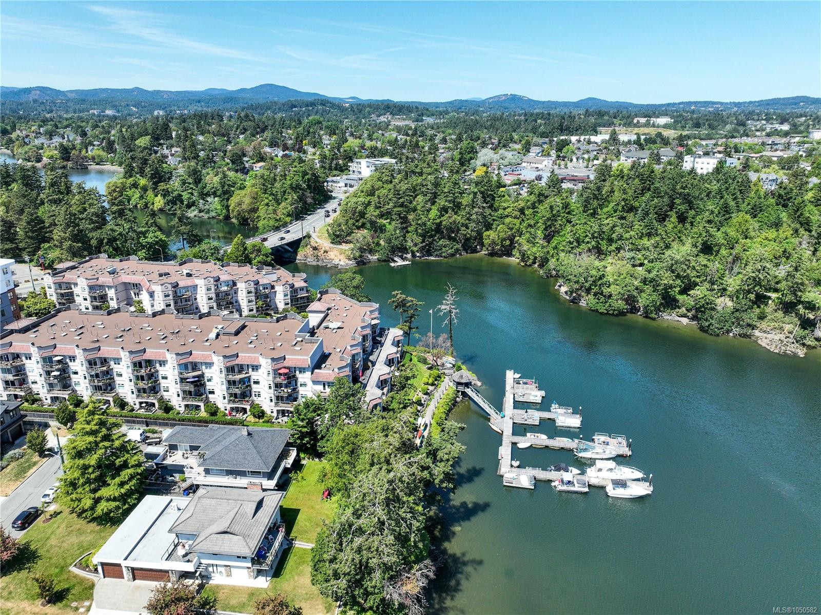 914 Mcnaughton Ave, Esquimalt, BC