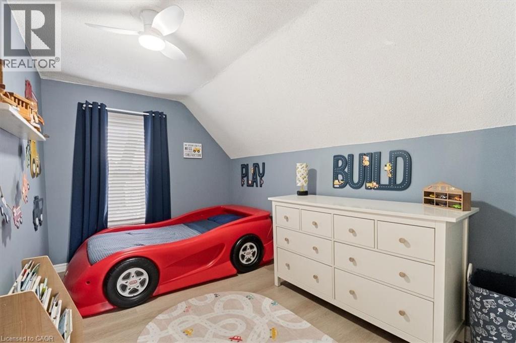 Vaulted ceiling with a flush-mount ceiling fan and recessed lighting - 17 Craigmiller Avenue, Hamilton, ON